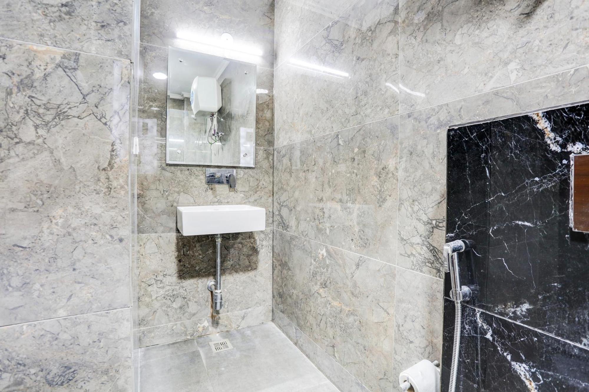 Hotel Greysky Medicity Gurgáon Kültér fotó